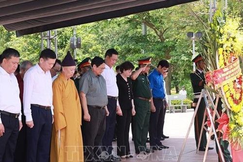 Thủ tướng Phạm Minh Chính dâng hương tưởng niệm các Anh hùng liệt sĩ tại Quảng Trị