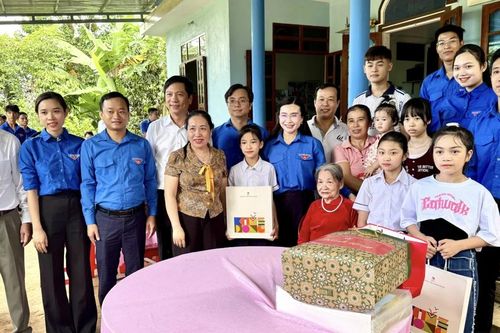 Trung ương Đoàn thăm và tặng quà Bà mẹ Việt Nam Anh hùng tại Quảng Trị