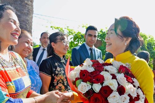 Phu nhân Chủ tịch Quốc hội thăm, tặng quà Làng Việt Nam tại Morocco