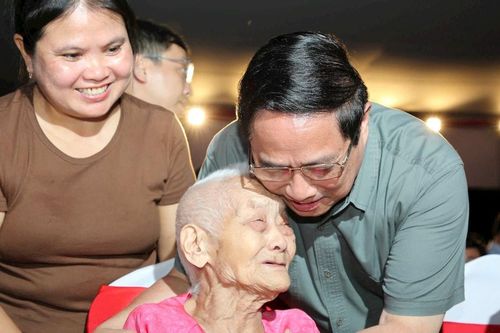 Thủ tướng Phạm Minh Chính dự Lễ thắp nến tri ân các Anh hùng liệt sĩ tại Quảng Trị