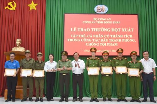 Công an tỉnh Đồng Tháp 'thưởng nóng' tập thể, cá nhân có thành tích xuất sắc