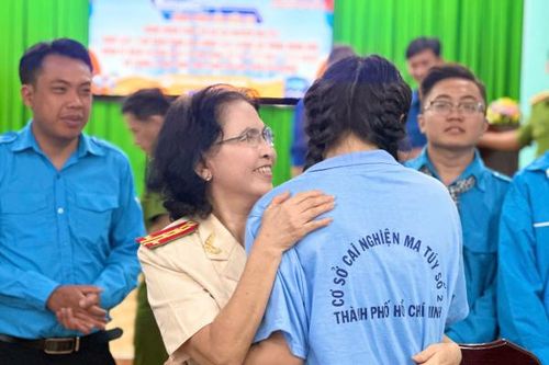 Nữ Đại tá, Anh hùng LLVTND thăm và trò chuyện với thanh thiếu niên cai nghiện ma túy