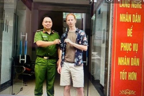 Bắt tài xế taxi cướp giật tài sản của du khách người nước ngoài