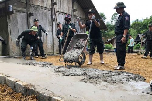 Cảnh sát cơ động vượt suối, băng rừng giúp đồng bào Thái Nguyên xóa nhà tạm