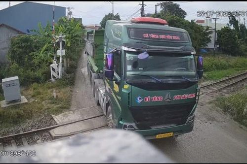 Xe tải chắn đường ray - hiểm họa trên tuyến Bắc Nam qua miền Trung