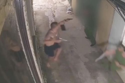 Người đàn ông nổ súng khi công an kiểm tra hành chính