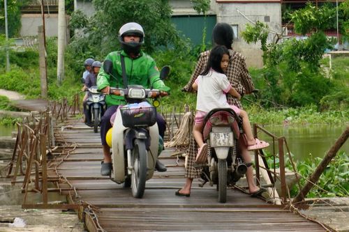 Nỗi lo cầu cũ, cầu tạm qua sông mùa bão lũ