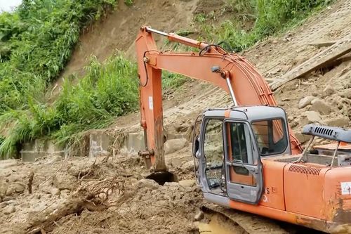 Mở đường tiếp cận thôn, bản trong vùng lũ ở Nghệ An
