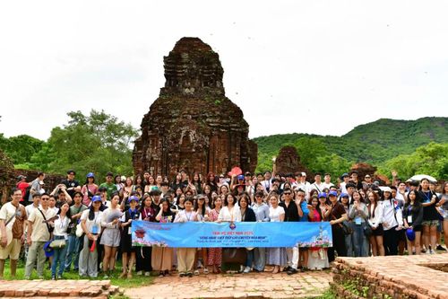 Thanh niên kiều bào cùng nhau viết tiếp câu chuyện hòa bình