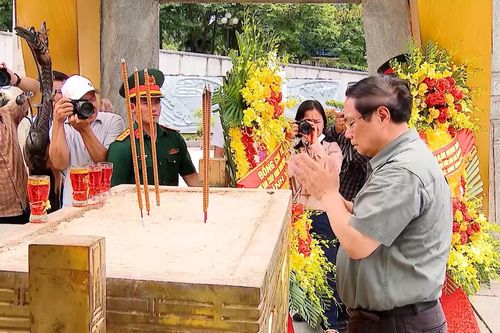 Thủ tướng dâng hương tri ân các anh hùng liệt sĩ