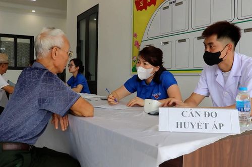 Xã Quốc Oai khám bệnh và cấp thuốc miễn phí dịp 27/7