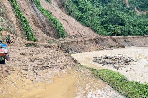 Chủ tịch xã lội bùn cõng mì tôm suốt 5 giờ đến bản làng có nhiều nhà bị lũ 'xóa sổ'