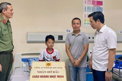 Vụ lật tàu du lịch trên Vịnh Hạ Long: Công an Quảng Ninh nhận đỡ đầu bé 10 tuổi