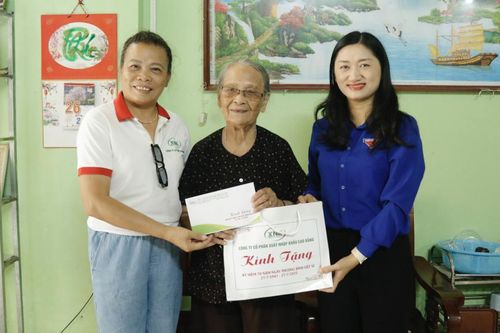 Tỉnh đoàn thanh niên tặng quà gia đình chính sách tại phường Thục Phán và xã Trùng Khánh