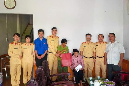 Tặng quà gia đình chính sách phường Nùng Trí Cao
