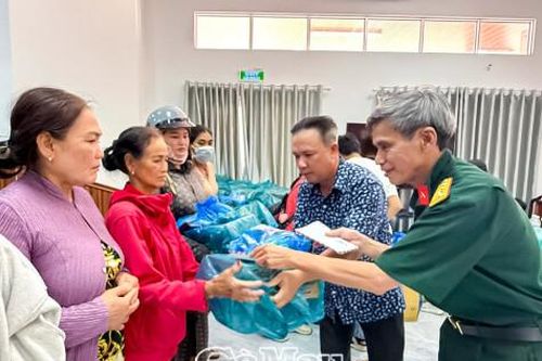 350 phần quà được trao tặng tại xã Năm Căn