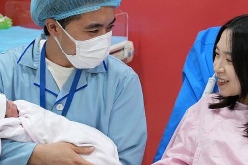 Con rể Xuân Hinh vừa đón bé đầu lòng liền thuê 2 người để giúp việc mẹ vợ, muốn bà xã an nhàn sau sinh