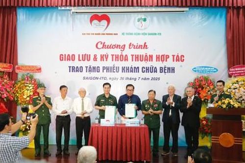 CLB Trái tim người lính phương Nam tặng phiếu khám chữa bệnh cho người có công