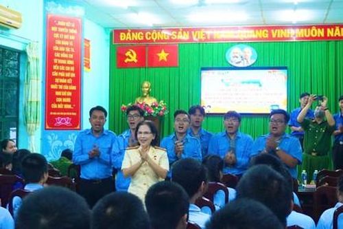 Nữ Anh hùng LLVTND chia sẻ, động viên thanh thiếu niên cai nghiện ma túy