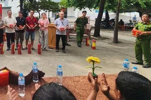 Công an phường vận động tháo gỡ lồng sắt, 'chuồng cọp' tại chung cư