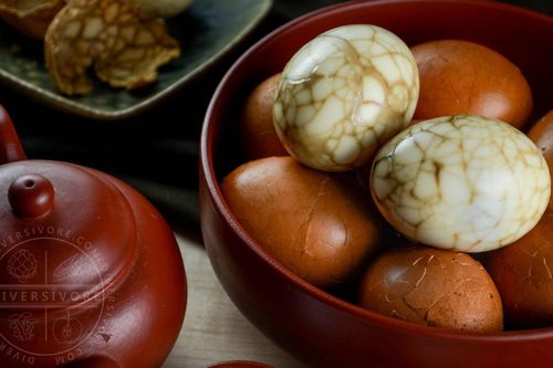 Vì sao nhiều người luộc trứng với trà?