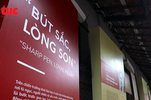 Trưng bày 'Bút sắc, lòng son': Những trang viết thắp lửa
