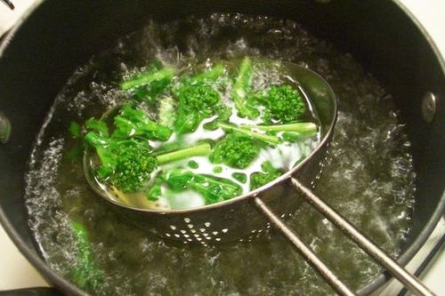 6 cách giúp rau luộc xanh mướt, không bị nát