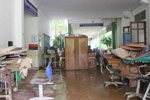 Trung tâm Y tế Tương Dương tan hoang sau lũ