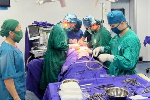 Bác sĩ tuyến đảo xuyên đêm giành sự sống cho bệnh nhân sốc đa chấn thương