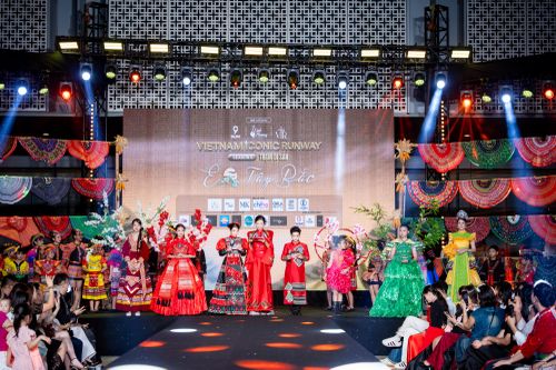 Hơn 100 em nhỏ trình diễn tại 'Vietnam Iconic Runway - Trạm Di Sản: Em Tây Bắc 2'