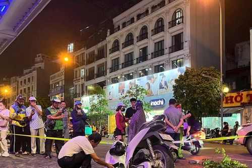 Xe máy đang lưu thông bất ngờ bị sụt hố sâu ở Hà Nội