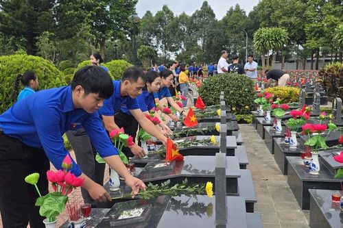 Tuổi trẻ Đắk Lắk tổ chức Lễ thắp nến tri ân các anh hùng liệt sĩ