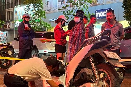 Nguyên nhân khiến xe máy đang lưu thông bị sụt hố sâu ở Hà Nội