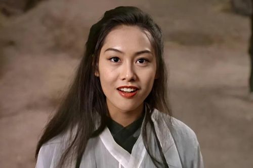 Mỹ nhân 'Anh hùng xạ điêu' phản hồi tranh cãi vì mốt không nội y