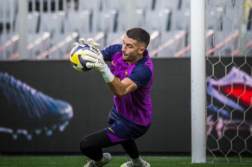 Ter Stegen lùi lại, Joan Garcia bước lên