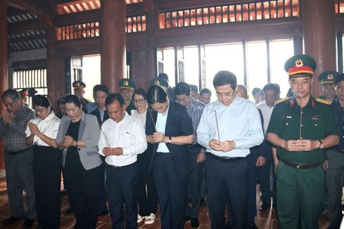 Dâng hương tại Đền tưởng niệm Liệt sĩ Trường Sơn xã Bờ Y