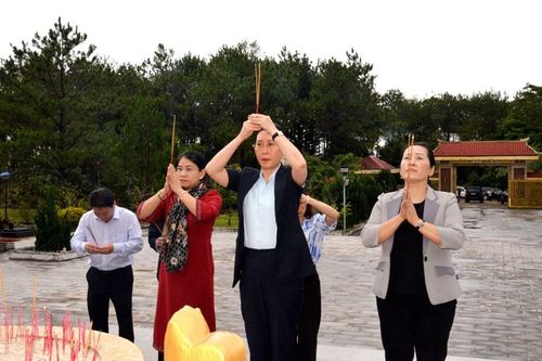 Bí thư Tỉnh ủy Quảng Ngãi dâng hương tưởng niệm các AHLS ở Măng Đen và Kon Braih