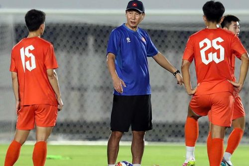 U23 Việt Nam quay lại sân tập, Đình Bắc nói điều bất ngờ về VAR