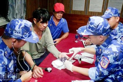 Cảnh sát biển sơ cứu ngư dân gặp nạn trên biển