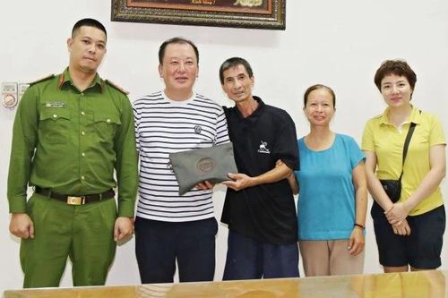 Trao trả tài sản bị đánh rơi cho chuyên gia người Hàn Quốc