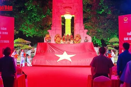 Lễ thắp nến tri ân các Anh hùng liệt sĩ nhân dịp kỷ niệm 78 năm Ngày Thương binh - Liệt sĩ