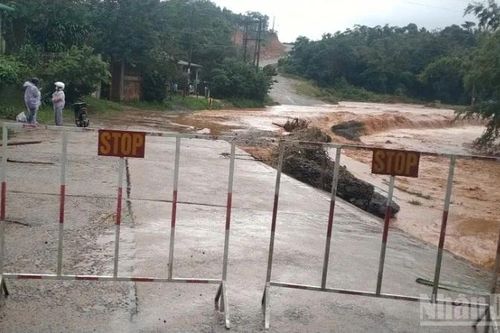 Quảng Trị: Cứu 4 người trong xe ô-tô bị lũ cuốn trôi