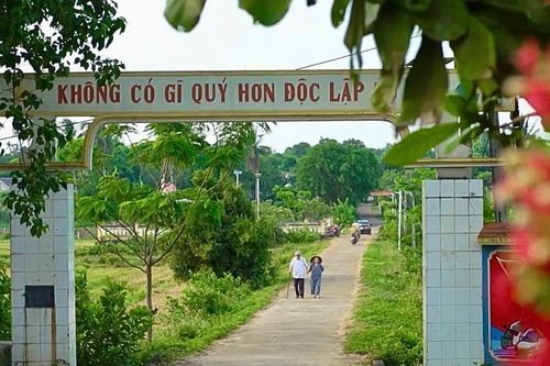 Có những bờ vai hóa thành bầu trời