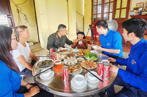 Ấm áp 'Bữa cơm sum vầy'