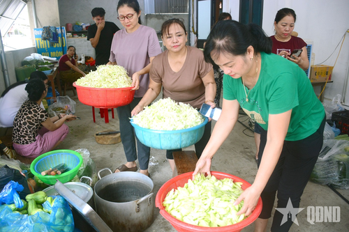 'Yêu và Thương' giữa vùng lũ Con Cuông