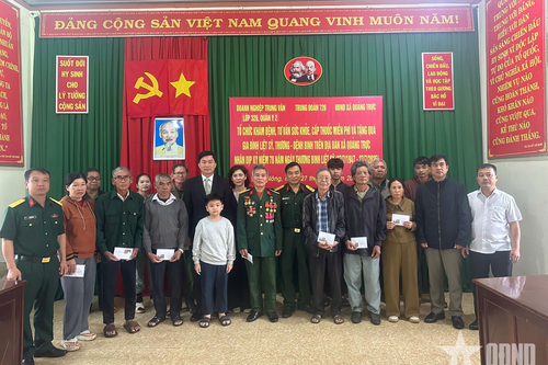 Trung đoàn 726 khám bệnh, cấp thuốc miễn phí và tặng quà gia đình chính sách nhân dịp 27-7