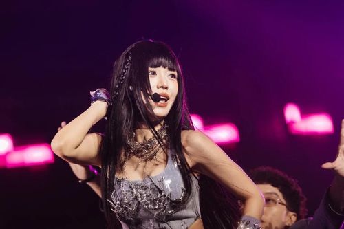 Han Sara 'rã đông' thành công trong concert, bán đấu giá EP gây quỹ ủng hộ người dân Nghệ An chịu ảnh hưởng bão Wipha