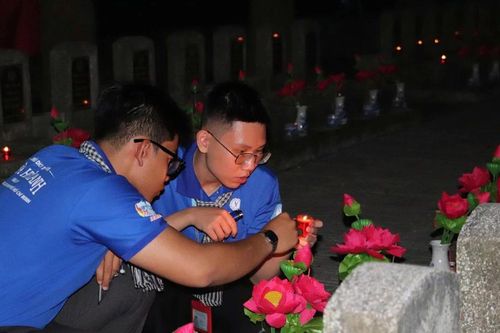 Đoàn viên, sinh viên tri ân các Anh hùng liệt sĩ nhân kỉ niệm Ngày Thương binh liệt sĩ