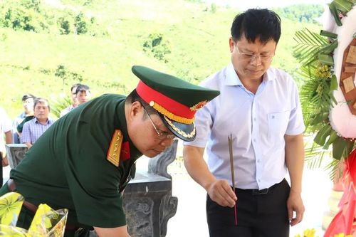 Tháng 7 và những cánh hoa lặng thầm
