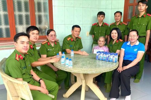 Dâng hương tưởng niệm các Anh hùng liệt sĩ tại Khu di tích Bót Cầu Định